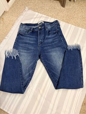 Frayed Hem Ankle Jeans in Dark Blue